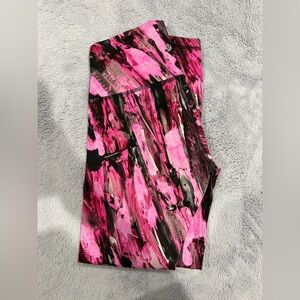 Lululemon Wunder train legging in pink/black pattern